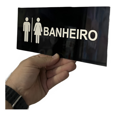mão segurando placa de acrílico.jpg
